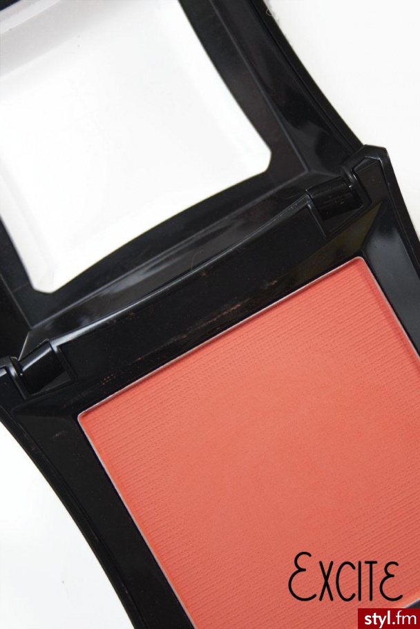 Illamasqua Powder Blusher. Illamasqua Powder Blusher - Makijaże