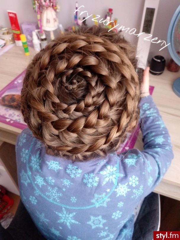 Warkocz dookoła głowy dobierany z jednej sttony.Idealna fryxura na komunię,wesele .Elegancka i wygodna - Długie Fryzury
