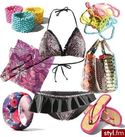 Kostium kąpielowy i wszystkie dodatki kupisz w sklepach New Yorker. Stanik kosztuje 11,95 euro, figi 8,95, sztywna bransoletka 4,95, a torba 17,95 euro. - Pozostałe Ciuchy Moda