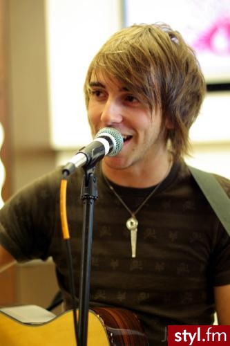 Alex Gaskarth z All Time Low - Średnie Męskie Fryzury