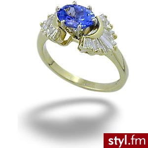 Pierścionek z tanzanitem. Kamienie szlachetne: tanzanit 1,0K otoczony diamentami 0,65K
Materiał wykonania: żółte złoto 14K
Wymiary: 4,5*3,25 mm
Rozmiar: 6,75 (inne rozmiary) - Pozostałe Dodatki Moda