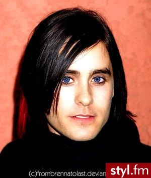 Na zdjęciu jest Jared Leto- muzyk rockowy, aktor i model. - EMO Alternatywne Średnie Fryzury