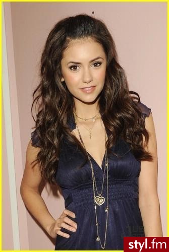 Nina Dobrev - Kręcone Na co dzień Średnie Fryzury