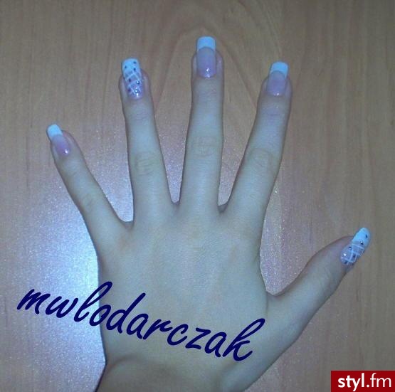 Autor: mwlodarczak french z białą krateczką i brokatowymi kropeczkami. Autor: <b>mwlodarczak</b><br /> - Paznokcie