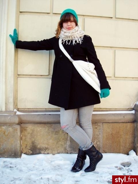 Płaszcz pochodzi z H&M, rękawiczki zostały wyłowione w ciucholandzie. Zmodyfikowane własnoręcznie spodnie - H&M. Buty kupione w Deichmannie, torba z Diverse - Moda uliczna Inne Moda