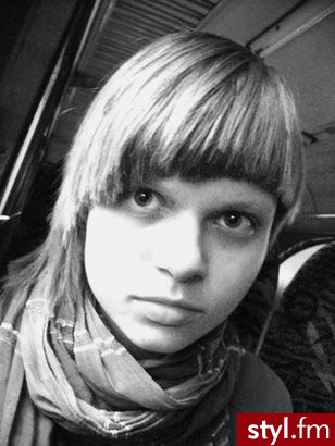 Na wszystkich zdjęciach jest ta sama fryzurka tylko inaczej ułożona. - Średnie Fryzury