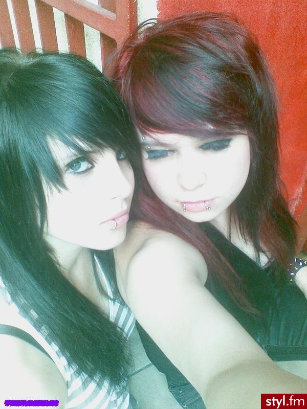 emo girls. 1 gładkie czarne włosy z grzywka na lewe oko  2 czerwono czarne wlosy - EMO Alternatywne Średnie Fryzury
