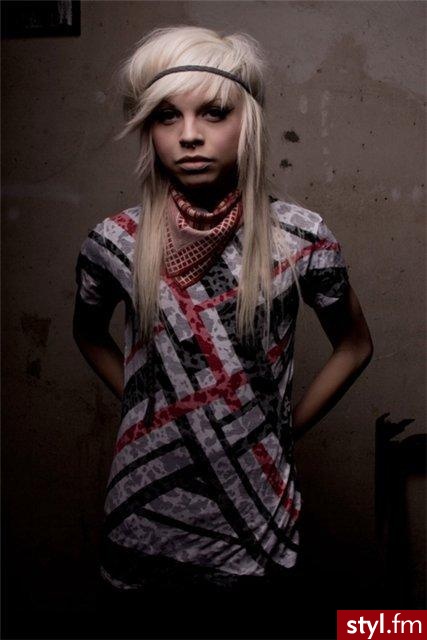 Izzy ;**

Jeżeli zdjęcie jest w galerii proszę o podanie linka a napewno skasuję.. Tylko proszę patrzec na datę dodania ;) ;** - EMO Alternatywne Średnie Fryzury