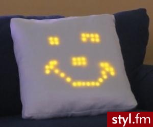 Efekt to Relational Pillow - projekt grupy Ambient Intelligence z MIT.

Zasada jest prosta. Mając taką poduszkę, możesz na niej narysować (poprzez dotyk), np. uśmiechniętą buźkę (czujniki znajdują się pod materiałem). Ta następnie wysyła rysunek (poprze - Gadżety Inne Moda