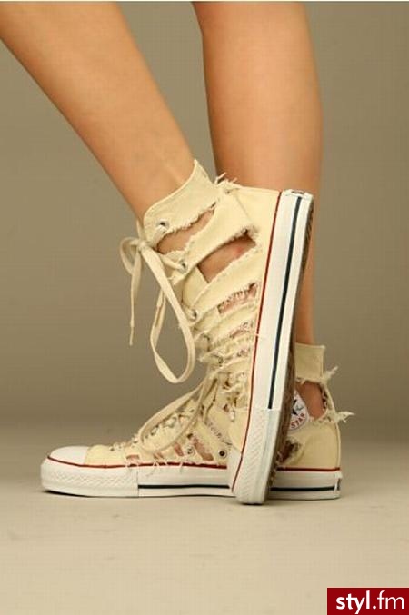 Postrzępione Converse.
Można je kupić w internetowym sklepie Free People. Kosztują 128 dolarów. - Pozostałe Buty Moda