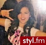 Super włosy
Sel Gomez 
ona ma styl
polecam Ci ten fryz
no poprostu możesz tylko loki i tyle
lokowką ale nie
wałkami
danke
poleczam Ci
jak w niej bosko
wyszłam;*;*;*;* - Średnie Fryzury