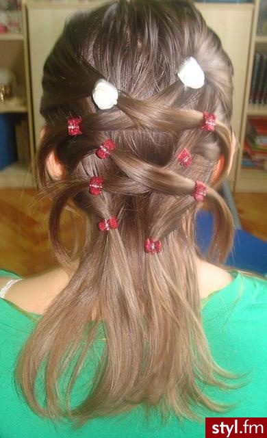 Spinki w kolorach dowolnych. - Wieczorowe Średnie Fryzury