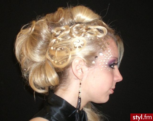 Wieczorowe Średnie Fryzury