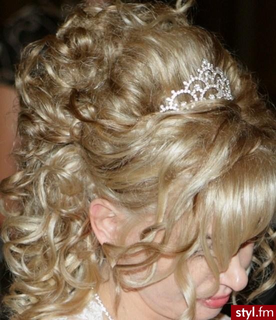 Fryzurę wykonano w Obornikach Wlkp. Salon "AGA" - Ślubne Średnie Fryzury