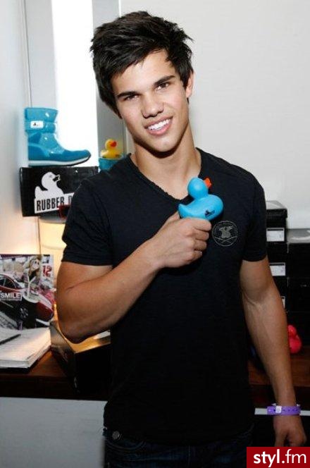 Taylor Lautner - Średnie Męskie Fryzury