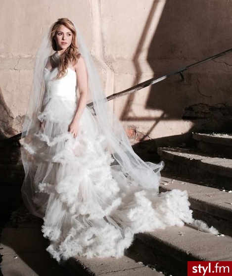 SHAKIRA Z TELEDYSKU PIOSENKI ''EMPIRE'' - Suknie ślubne Ślub Moda