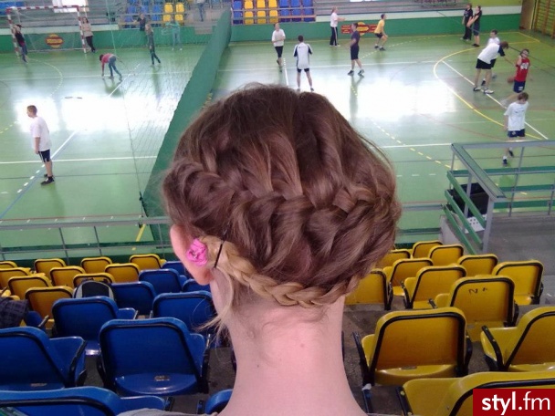dobierany, z zawijaną końcówką :) wież że zakończenie nie zbyt 'profesjonalne', ale nie było niestety na to warunków :) - Blond Warkocze Kręcone z grzywką Wieczorowe Długie Fryzury