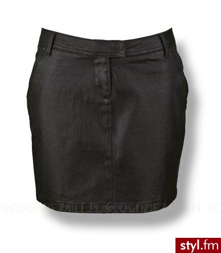 Spódnica - Orsay. Mini spódniczka wykonana z materiału imitującego skórę. Świetna do najmodniejszych stylizacji glam rock. Włóż do niej czarne legginsy i nabijany ćwiekami top na szerokich ramiączkach. Do kupienia w sieci Orsay. - Pozostałe Ciuchy Moda