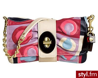 Śliczna, wielokolorowa torebka od firmy Coach. Wykonana z lekkiej skóry, z pewnością będzie niezwykłym dodatkiem do stroju. ;) Cena: $498 - Pozostałe Torebki Moda