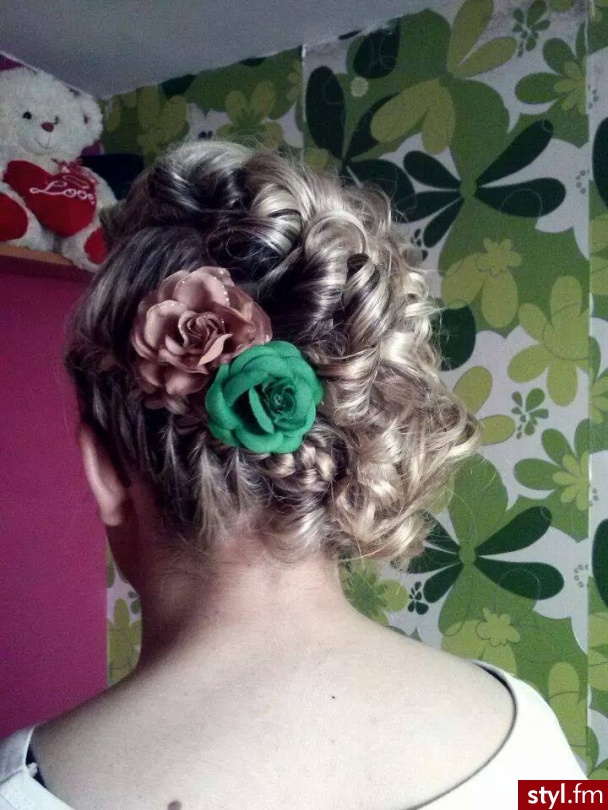 Blond Warkocze Proste Wieczorowe Średnie Fryzury