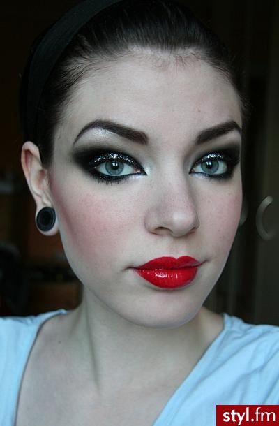makijaż. Lips:

    * Maybelline Moisture Extreme lipstick - Passion Red (nr. 535)
    * MAD Minerals lip gel - Lollipop - Makijaże