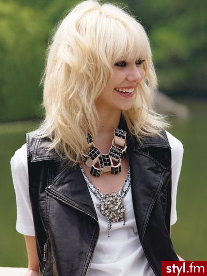 Fryzura - Blond Rozpuszczone Kręcone z grzywką Na co dzień Średnie Fryzury