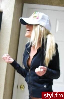 elegancko..;]. bluza, czapka włosy...co tu dużo pisać ;) - Moda uliczna Inne Moda