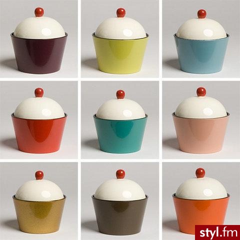 Przypominające pyszne, lukrowane babeczki ceramiczne pojemniczki najlepiej będą prezentować się na kuchennej półce. Ciepłe, ale przygaszone kolory dopasują się do naturalnych barw produktów spożywczych, a Ty zyskasz interesujący drobiazg na przyprawy, zio - Misz-masz