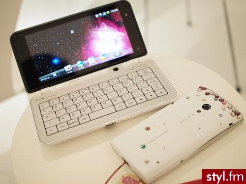 wie ktoś co to za telefon po lewej? - Gadżety Inne Moda