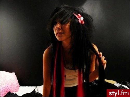 Jeśli zdjecie jest juz w galerii powiedz :) - EMO Alternatywne Średnie Fryzury