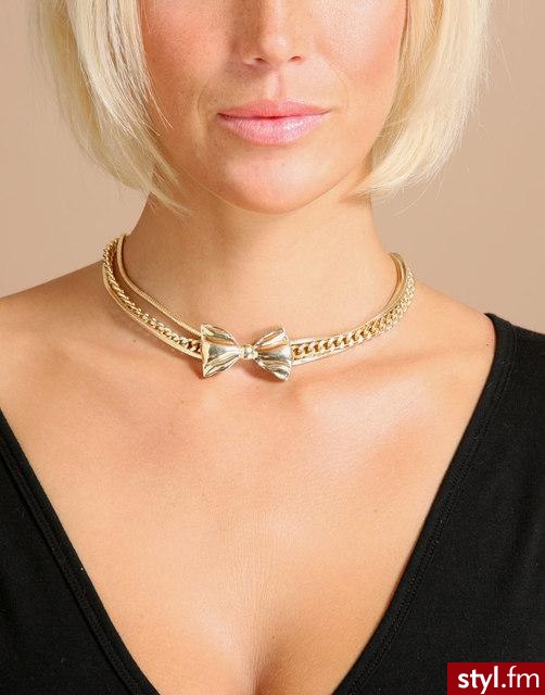 Krótki wisiorek z kokardką w kolorze złota w cenie 11.75GBP dostępny na asos.com - Pozostałe Dodatki Moda