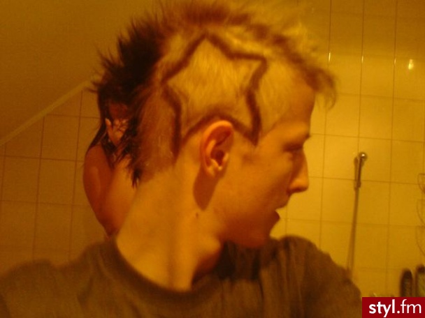 i ostatnie ujecie druga strona głowy kolejna gwiazdka :) - Punk Rock Alternatywne Średnie Fryzury