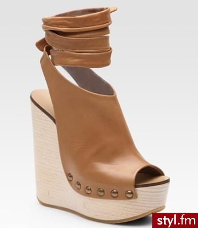 Platforma posiada 10 cm + 4 cm podbicia ;) Cena: $695, czyli około 1 920 zł  Kupisz w sklepie internetowym Saks. - Pozostałe Buty Moda