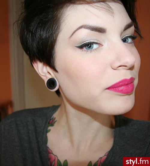 makijaż. Lips:

    * NYX Long Lip Pencil - Plush Red
    * NYX Round Lipstick - Louisiana - Makijaże