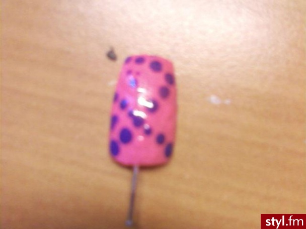 kropki są wykonane z fioletowego lakieru.
bardzo pasujące na dyskoteki i imprezy.;* - Paznokcie