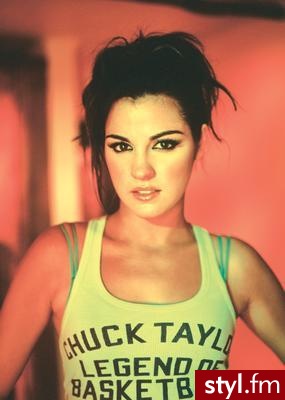Maite. Brunetka, czarne, wysoko spięte. - Średnie Fryzury