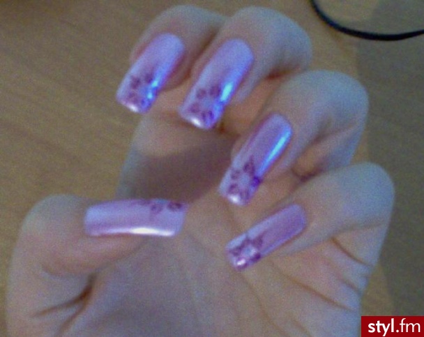 Autor: mwlodarczak fioletowe z kwiatkiem. Autor: <b>mwlodarczak</b><br /> - Paznokcie