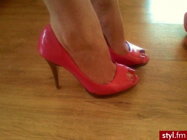 buty. tak na nóżkach wyglądaja moje nogi wyszły koślawo musiałam sie nagimnastykować żeby to zdj zrobić;) - Pozostałe Buty Moda