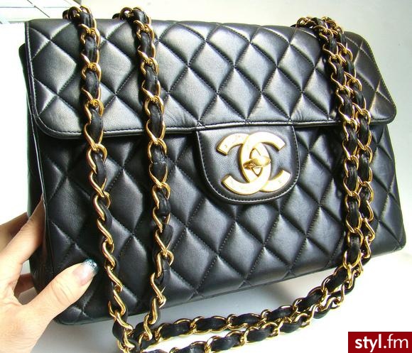 Moja kochana CHANEL 2.55. To nie moja fotka z torebką ale moja wygląda identycznie i kosztowała 79.25 !!!
ORGINAŁ :* - Pozostałe Torebki Moda