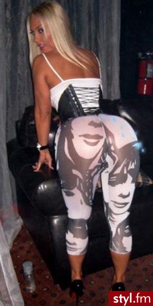 Tyłek ma ogromny..! ale superowe ma legginsy :) - Pozostałe Ciuchy Moda