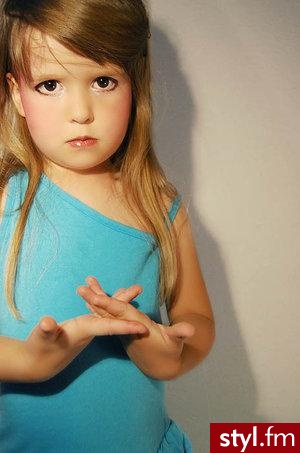 mini księżniczka /. - Średnie Fryzury