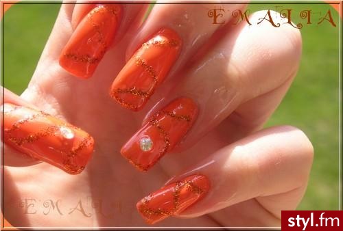 orange:). pomaranczkowy lakier i brokacik taki rudo-zloty.. i ta wkurzajaca cyrkonia.. - Paznokcie
