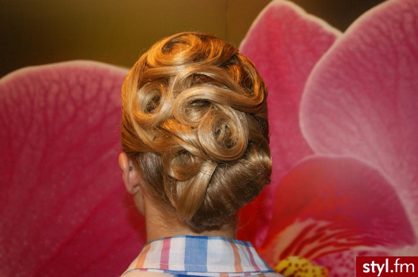 Blond Upięcie Kręcone Ślubne Średnie Fryzury