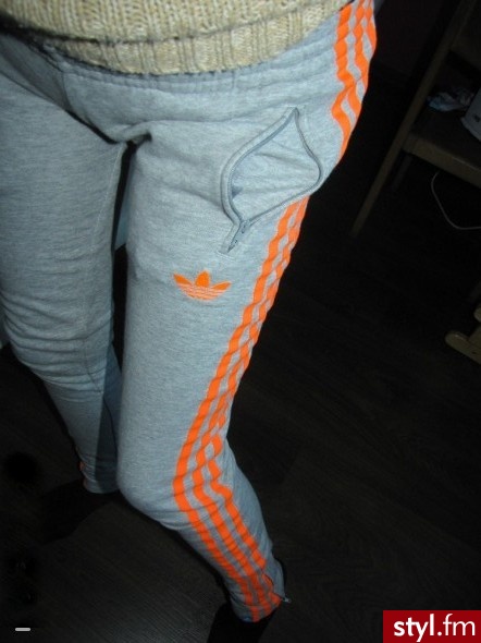 Świetne jedyne w Polsce dresy - rurki adidas !!!
oryginalne 100% :)
na dole posiadaja zipy.
dł 99-100cm.
zapraszam :)))


http://img11.allegroimg.pl/photos/oryginal/30/76/84/43/3076844357


 - Dresowe Spodnie Moda