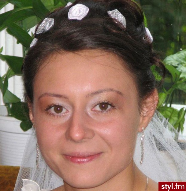 oczy pomalowane 3 kolorami palety rubyrose usta błyszczykiem twarz przypudrowana pudrem sypkim wiecącym z inglota pod makijaż baza pokładowa i puder matujący rzęsy wytuszowane brwi wyregulowane i nałorzona brązowa henna - Makijaże