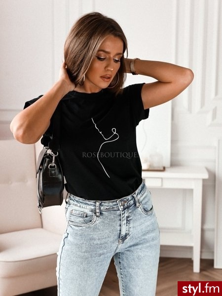 T-shirt wykonany został z przyjemnego w dotyku, bawełnianego materiału. Wysokiej jakości print wygląda niezwykle kobieco. Dekolt w łódkę. Jest to doskonały wybór do wiosennych, casualowych stylizacji. https://roseboutique.pl/ - Koszulki Ciuchy Moda
