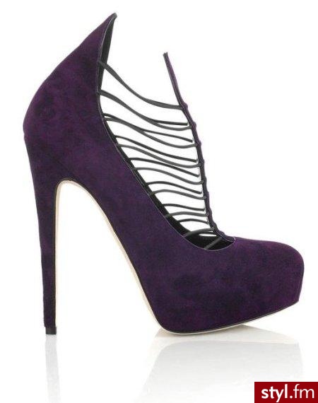 Szpilki Brian Atwood

Można je kupić w internetowym sklepie NetAPorter. Kosztują 625 euro. - Pozostałe Buty Moda
