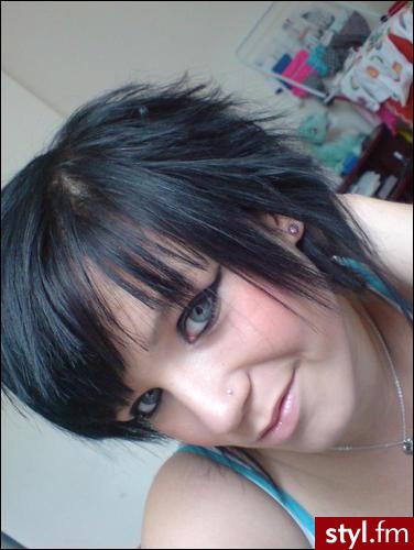 to tez nie jest emo... - Średnie Fryzury
