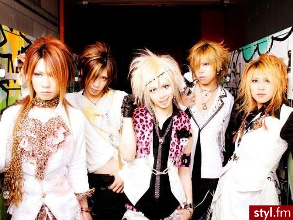 SuG. Ja tu taka gafe walnelam (napisalam ze to alice nine) a nikt mnie nie poprawil -.-" Przepraszam fanow XD - Moda uliczna Inne Moda