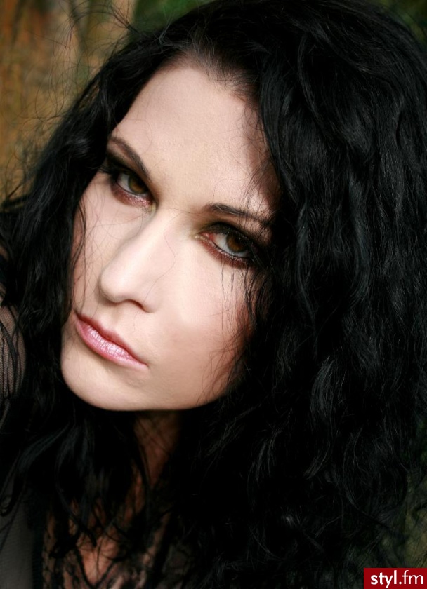Jesienne trendy zadowolą każdą kobietę, mamy brązy, nude, mocny kolor albo smoky eye. Zależnie od urody wybieramy to, co do nas pasuje. Ja lubię mocne akcenty na oku więc wybrałam smoky, Cavalli trafił w mój gust w 100%. - Makijaże